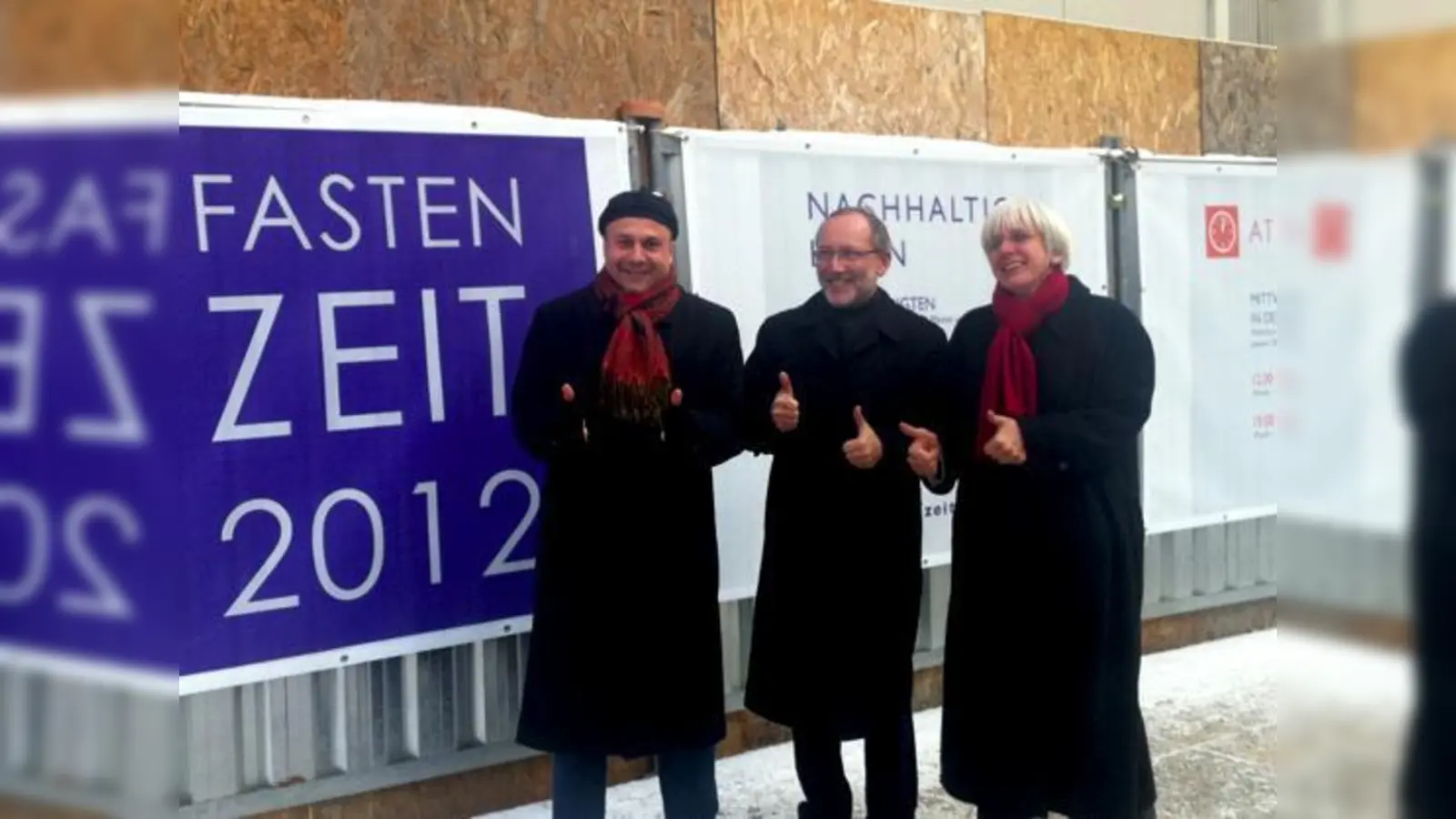 Die Initiatoren der Fastenzeit 2012 (v.l.) Izai Amorim, alias Mr. Cool Ness von Certified Coolness, Pater Karl Kern SJ und Veronika Jodlbauer, GCL, vor der Jesuitenkirche in der Neuhauser Straße.  (Foto: VA)