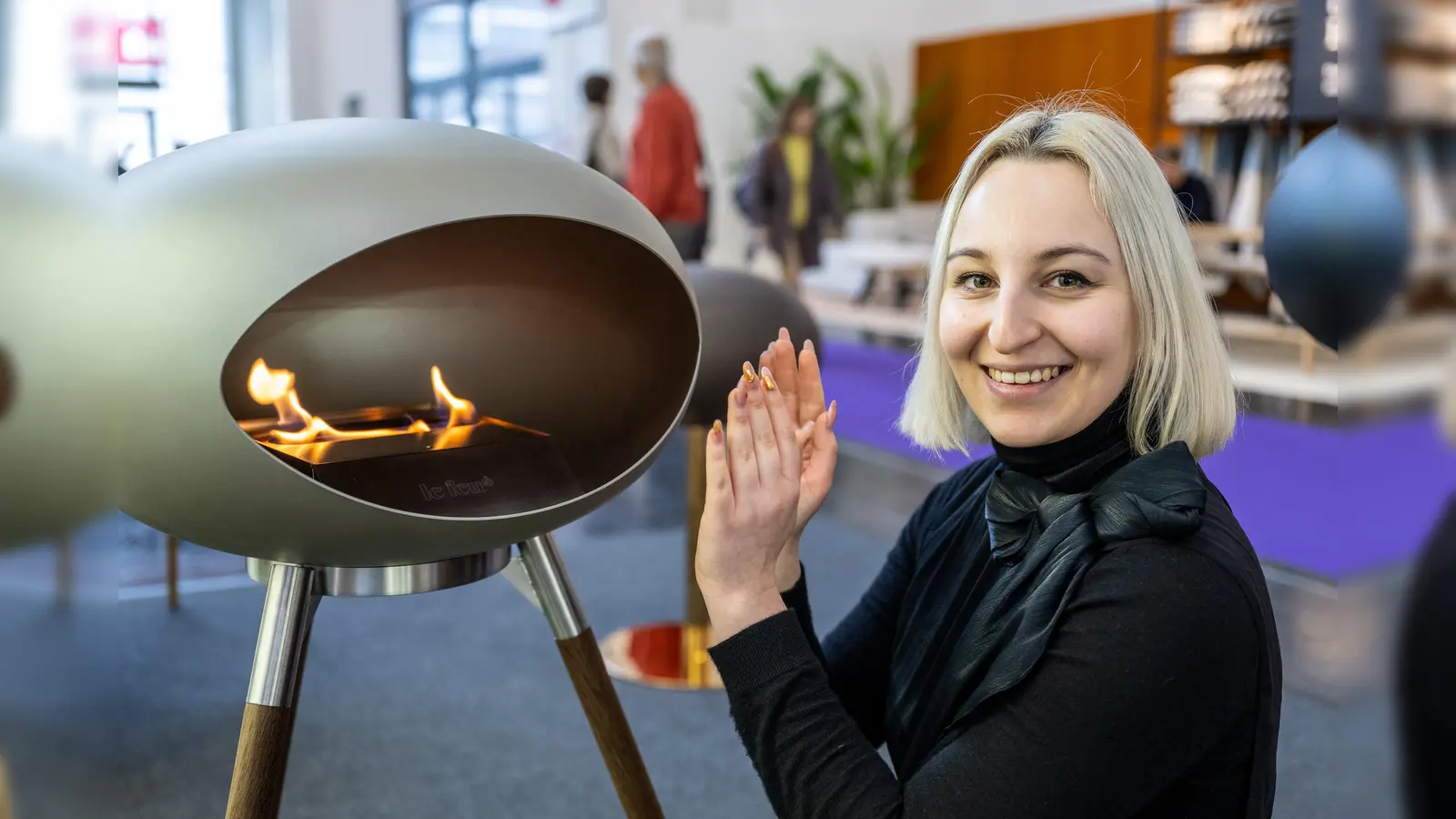 Ganz ohne Anschluss an den Kamin brennen die Öfen des Start-Ups Le Feu Fires auf der Heim+Handwerk, die vom 27. November bis 1. Dezember stattfindet. (Foto: T. Plettenberg)