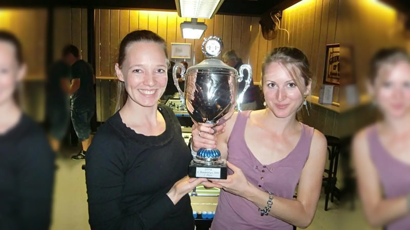 Da können die deutschen Nationalspielerinnen nur neidisch schauen: Natascha Koske (l.) und Claudia Huber mit dem Pokal für die Vizemeisterschaft der Damen-Bundesliga der vergangenen Saison.  (Foto: ikb)