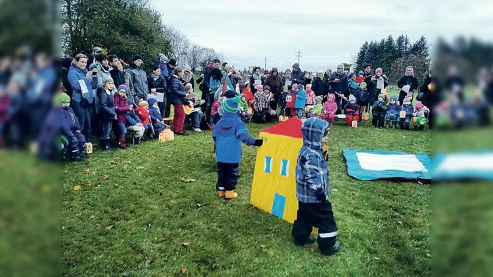 Zum Start des Laternenumzugs zeigten die Kindergartenkinder ein St. Martins-Spiel.	 (Foto: ahi)