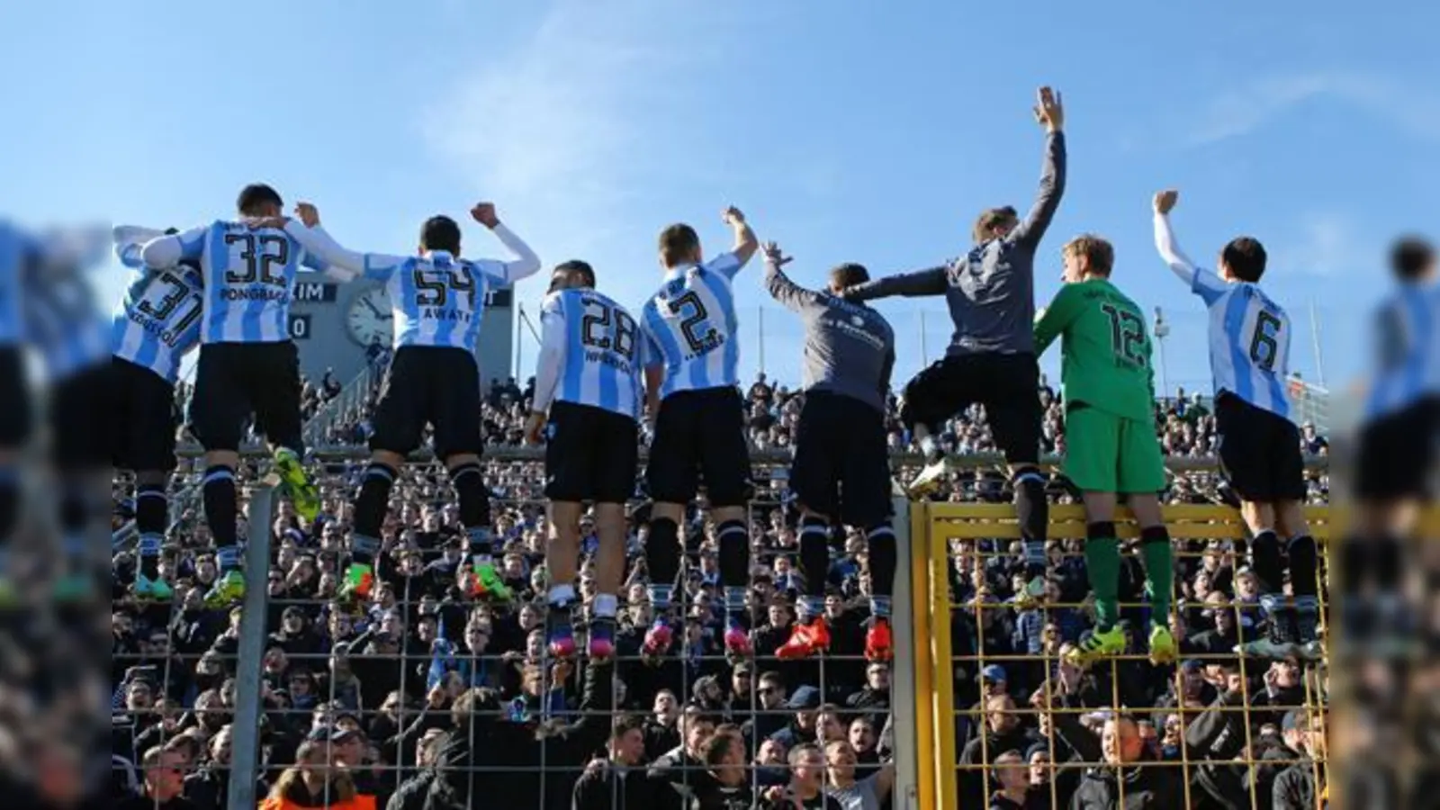 In Feierlaune: Löwen-Spieler und der Giesinger Anhang.  (Foto: Anne Wild)