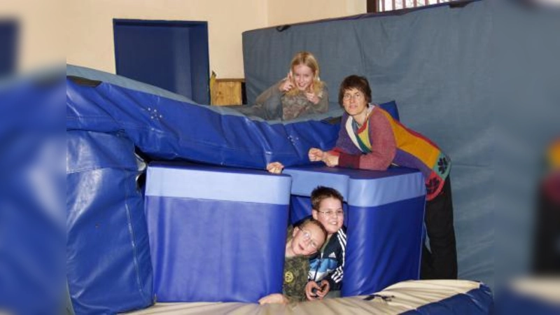 Eine Höhle bauen und sich austoben, das kann man im ASP-Spielhaus auch bei schlechtem Wetter – und Monika Schlecht, Leiterin des Abenteuerspielplatzes, sorgt dafür, dass alles in einem akzeptablen Rahmen bleibt. (Foto: Eva Schraft)