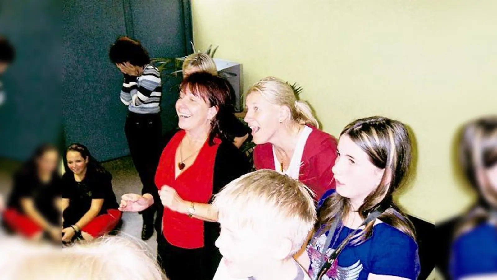 Nicht nur die Kinder sangen kräftig mit. Auch Diana Stachowitz und Kirsten Kurrle vom Bezirksausschuss hatten ihren Spaß.	 (Foto: Mooskito)
