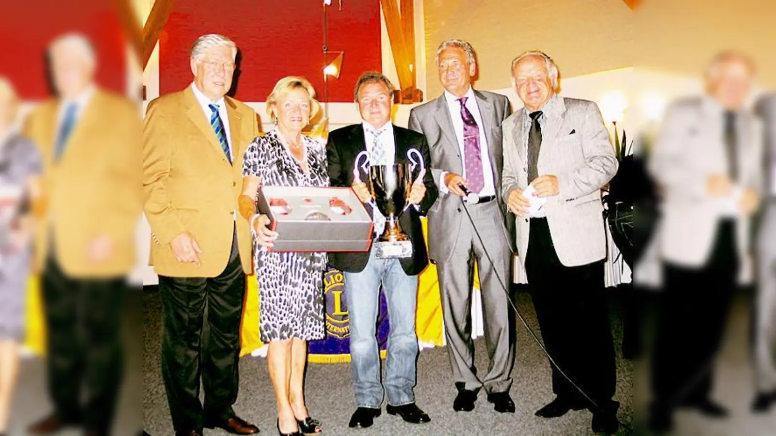 Die Bruttosieger Hannelore Rauch/Golfclub Höslwang und Robert Froschmeier/GC Pfaffing (2. u. 3. v. li.), mit Dr. Wolfgang Thurow, Markus Schwarzer und »Cheforganisator« Alois Knürr (v. li.)   (Foto: Wegmann)