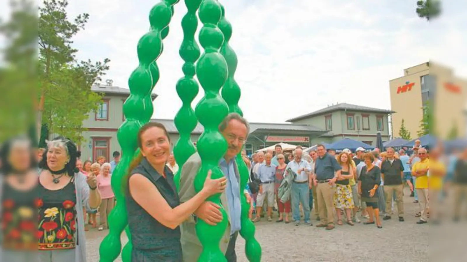Den Auftakt der Feiern in Giesing bildete die Einweihung des Bahnhofsplatzes durch OB Christian Ude und der Künstlerin Alix Stadtbäumer.   (Foto: Hettich)