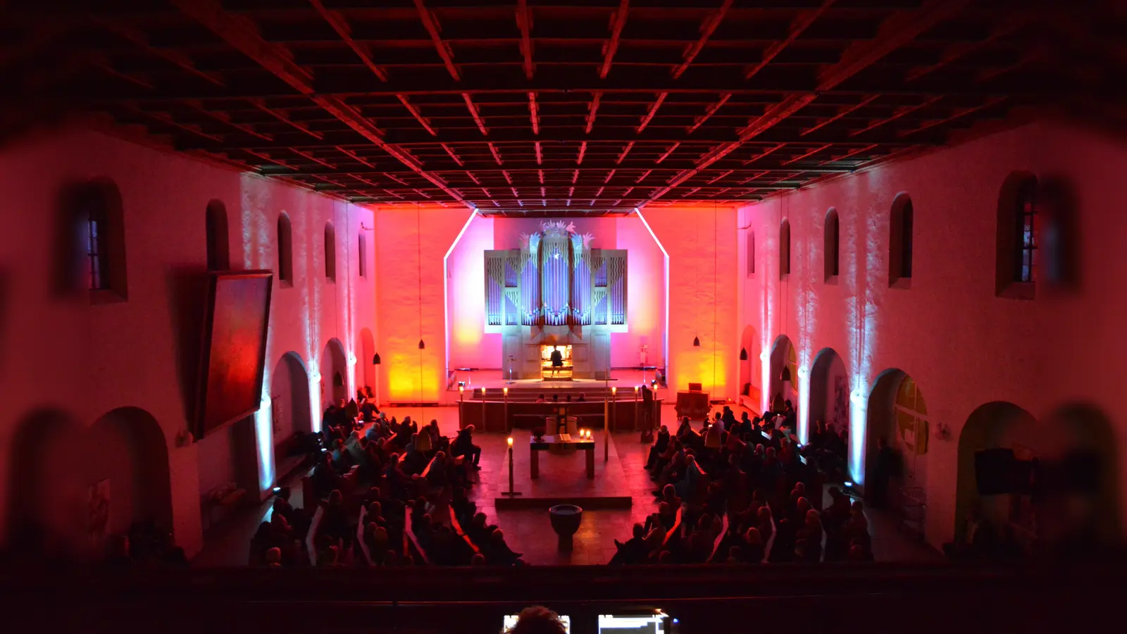 Die Lichtinstallation im Gotteshaus verantwortet der Lighting Designer vom Bayerischen Staatsschauspiel, Gerrit Jurda. (Foto: Richard Stry )