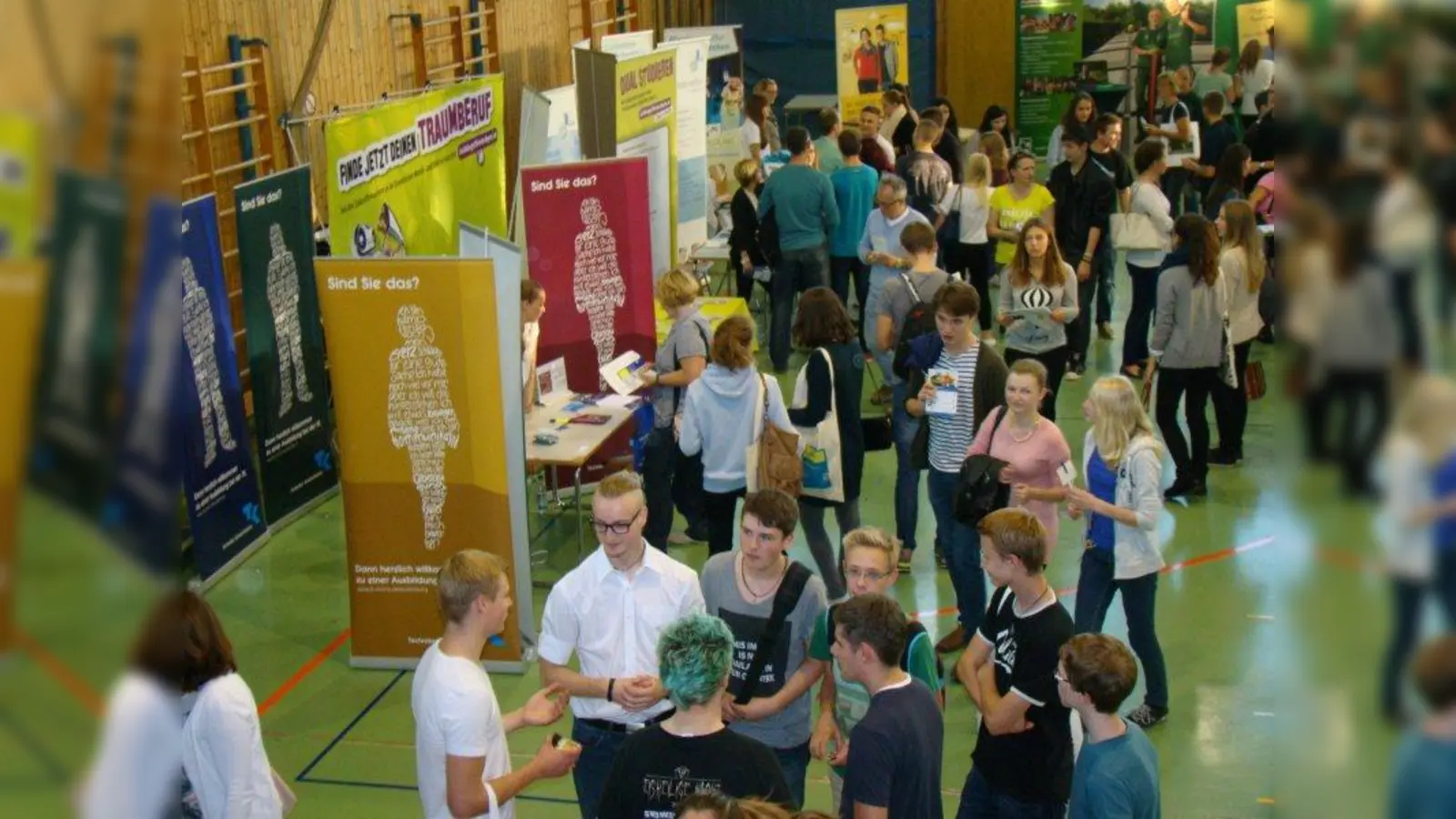 Aus der Turnhalle wird eine Messehalle. (Foto: pst)