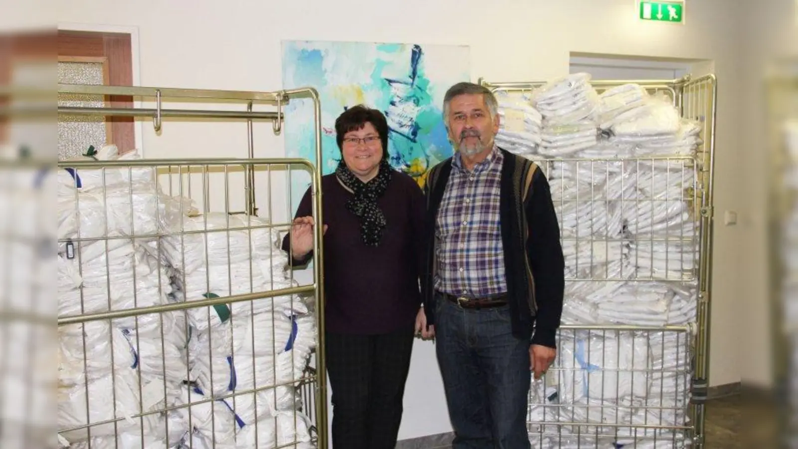 Roswitha Hähnel, Hauswirtschaftsleiterin der Schwesternschaft München vom BRK e.V., organisierte die umfangreiche Kleiderspende an die Rumänienhilfe Karl. Deren Initiator Elmar Karl holte die Kleidung höchstpersönlich ab. (Foto: Schwesternschaft München vom BRK)