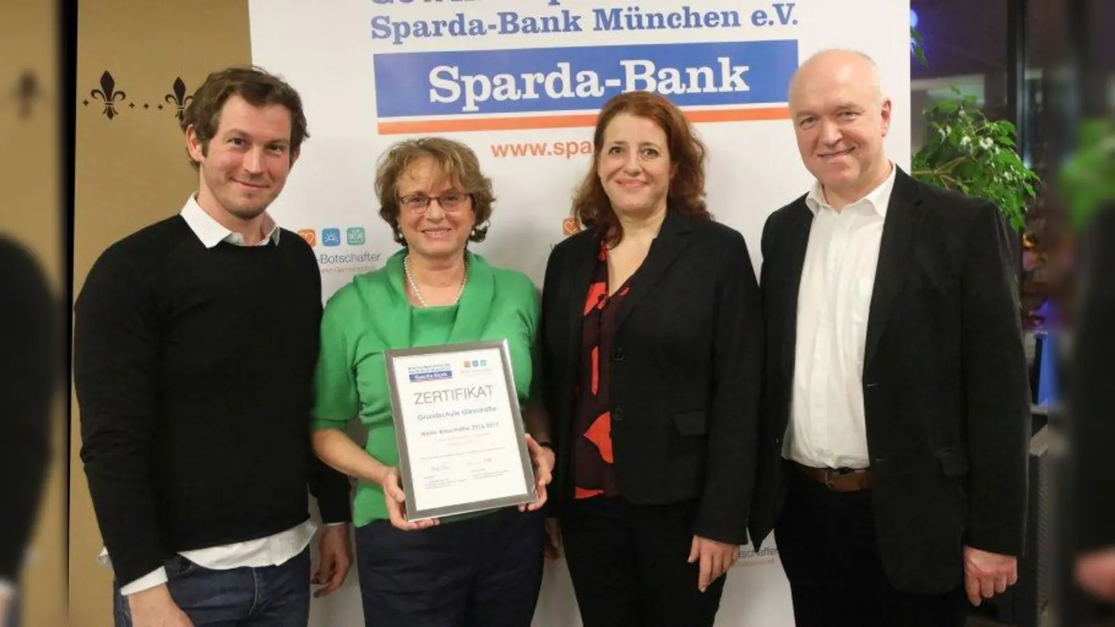 Auszeichnung für die Leseratten der Gilmschule: Heinz-Josef Braun, Schulleiterin Carmen Fröhler, Luise Kinseher und Stefan Murr (von links). (Foto: Matthäus Krinner)