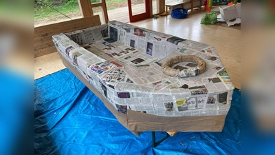 Der Wellenbrecher der Klasse 3a im Bau: Lediglich Pappe, Papp-Röhren, Zeitungen, Kleister und Bindfäden sind für den Bau der Papierboote zugelassen. (Foto: ekp)