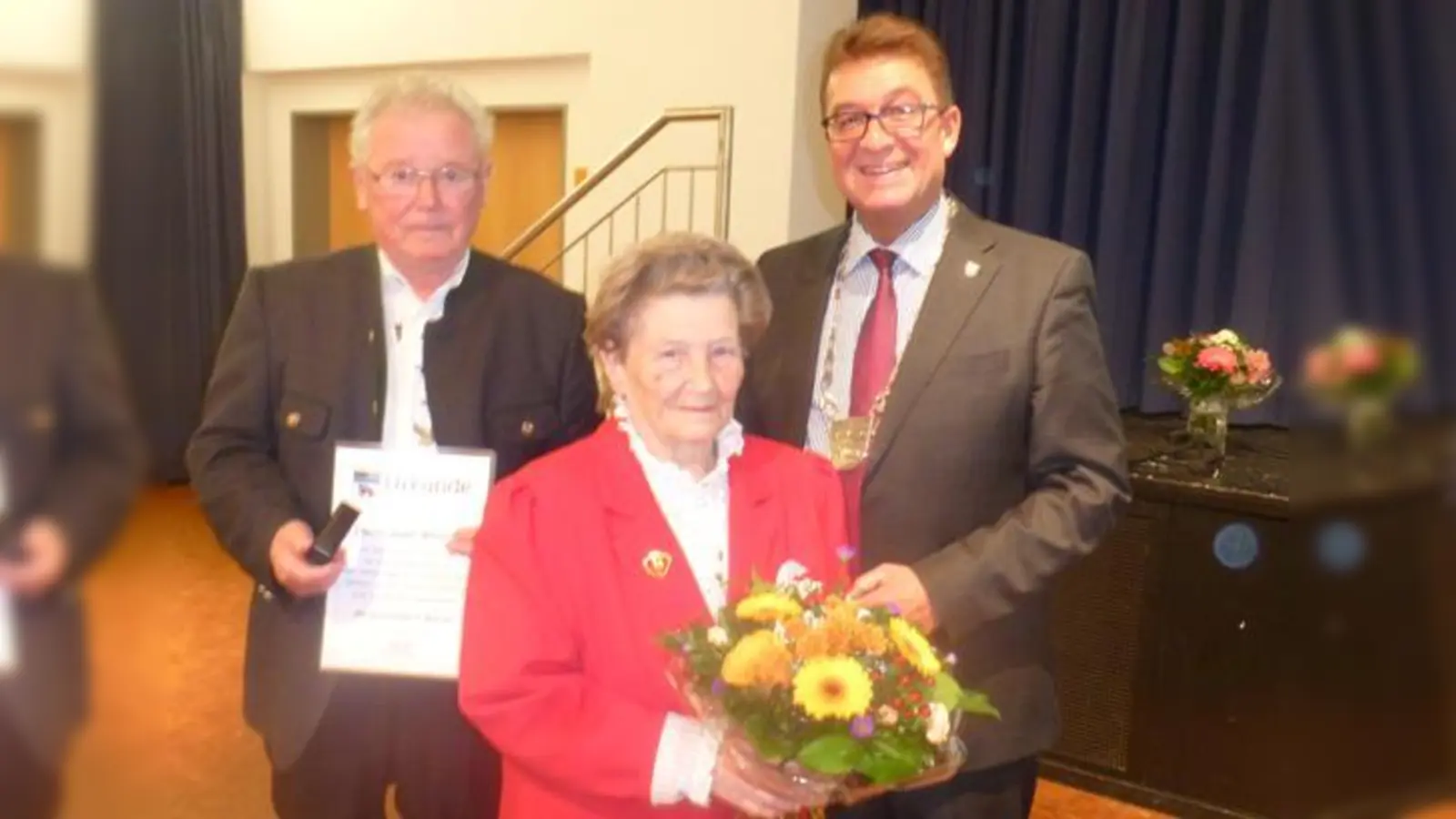 Der Ausgezeichnete Josef Wimmer (links) zusammen mit seiner Ehefrau Irene und Plienings Erstem Bürgermeister Roland Frick.  (Foto: Georg Rittler)