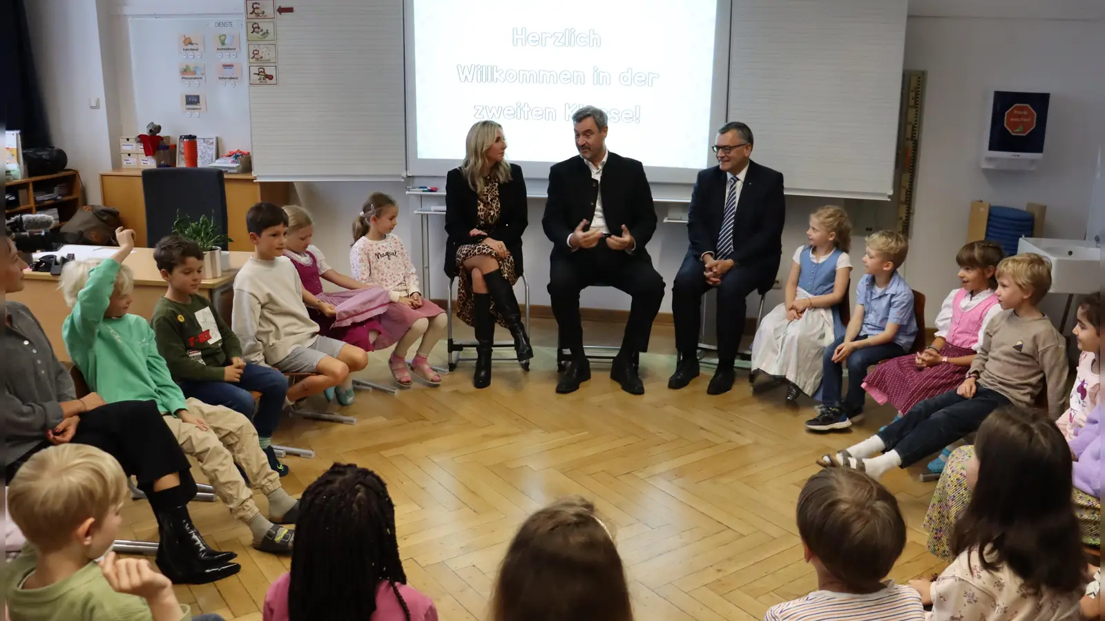 Zu Gast in der Klasse 2ck: Die Haidhauser Schülerinnen und Schüler durften Fragen an Kultusministerin Anna Stolz, Ministerpräsident Markus Söder und Staatskanzleiminister Florian Herrmann (von links) richten. (Foto: bas)