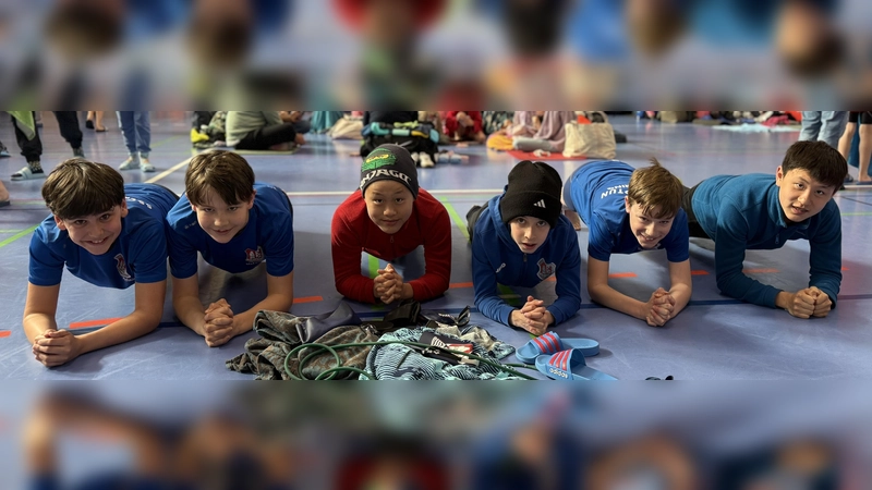 Bei der Startvorbereitung (v.l.): Patrick, Valentin L., Timo, Hector, Valentin B. und Lukas. (Foto: SSG Neptun Germering)