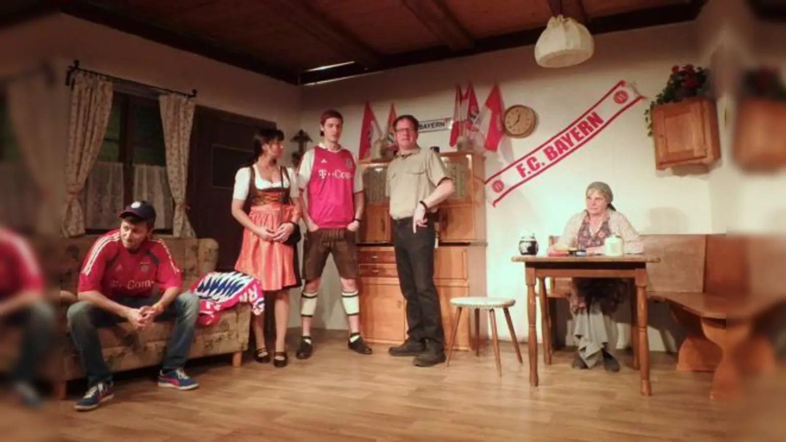 Für welchen Verein schlägt Rudis (li.) Herz? Kleiner Tipp: Schalke 04 ist es nicht. (Foto: Spielszene mit Michi Schwab, Katja Froschauer, Benedikt Frank, Herbert Froschauer und Sonja Bahner, v.li.)	 (Foto: Bayr. Volkstheater Lampenfieber)