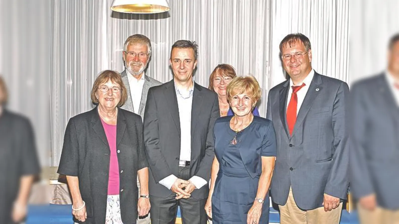 Der neue Vorstand der vhs (v. l.): Waltraud Rensch, Dr. Hubert Brosseder, der neue Vorsitzende Peter Dengler, Beate Teichmann, Brigitte Hochholzer-Ulrich und Bürgermeister Wolfgang Panzer.	 (Foto: Kohnke)