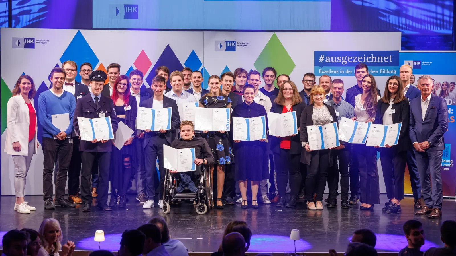 Hubert Schöffmann (rechts), IHK-Bereichsleiter Berufliche Bildung, und Kathrin Lehmann (links), stellvertretende Vorsitzende des IHK-Regionalausschusses Landeshauptstadt München, gratulieren den Spitzen-Azubis aus München. (Foto: Matthias Balk/IHK für München und Oberbayern)