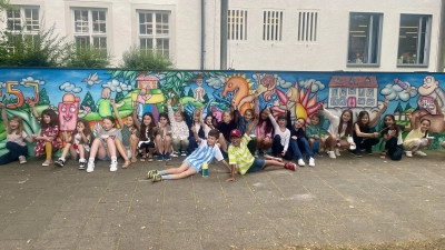 Stolz präsentierten die Kinder ihre neu gestaltete Mauer an der Grundschule. (Foto: Gliesche)