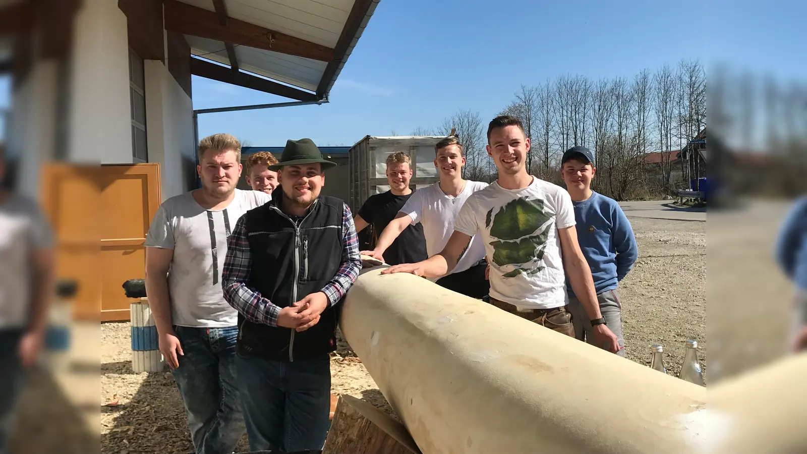 Der Burschenverein Hohenbrunn arbeitet fleißig daran, dass am 1. Mai der Maibaum in bayerischem "Weiß-Blau" erstrahlen kann. (Foto: hw)