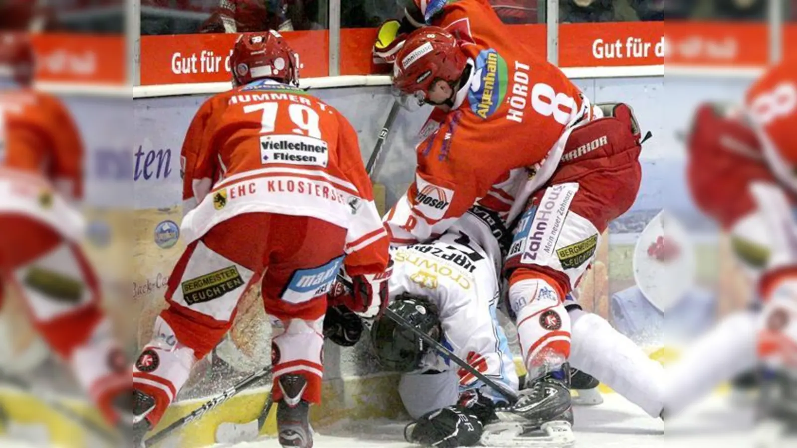 Die EHC-Stürmer Thomas Hummer und Gennaro Hördt, die ihren Vertrag bei den Klosterseern verlängert haben, beim Infight mit einem Gegenspieler an der Bande.	 (Foto: smg/STOCK4press)