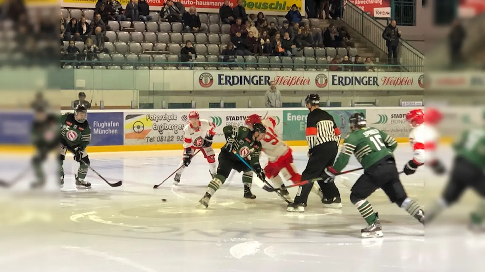 Szene aus dem Hinspiel zwischen dem EHC Klostersee und den Erding Gladiators, die zum Derby am Sonntag im Grafinger Eisstadion aufeinandertreffen. (Foto: smg )