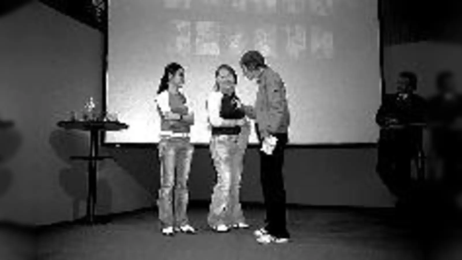 Mit großer Freude nehmen Oyan und Thi Thuy ihren hohen Gewinn entgegen.	 (Foto: Verein)