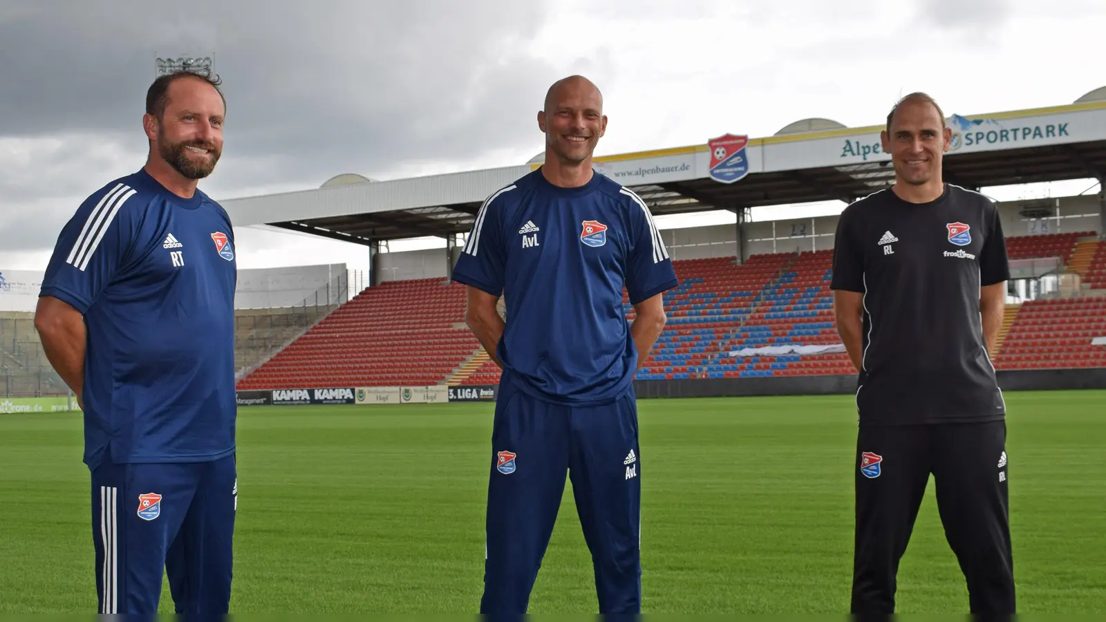 Arie van Lent (Mitte) ist neuer Cheftrainer der SpVgg Unterhaching. Als Co-Trainer fungieren die ehemaligen Hachinger Spieler Roman Tyce (links) und Robert Lechleiter. (Foto: Verein)