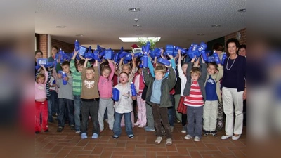 Weil das Lehrerkollegium der Aubinger Grundschule an der Gotzmannstraße mit Rektorin Gudrun de la Camp (rechts) weiß, wie wichtig das gesunde Pausenbrot ist, nimmt die Schule gerne an der „BIO-Brotbox-Aktion“ teil: So gab es auch in diesem Jahr wieder kostenlose Trinkflaschen und Brotdosen für alle Erstklässlerinnen und Erstklässler zum Schulanfang. (Foto: Eva Schraft)