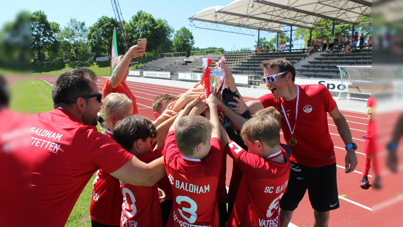 Das frisch renovierte Vaterstettener Stadion war eine ideale Bühne für einen perfekten Finaltag im Sparkassenfußballpokal (Ebersberger Jugendmannschaften der Altersklassen D, E, F) am 30. Juni. (Foto: Kerstin Brehm)