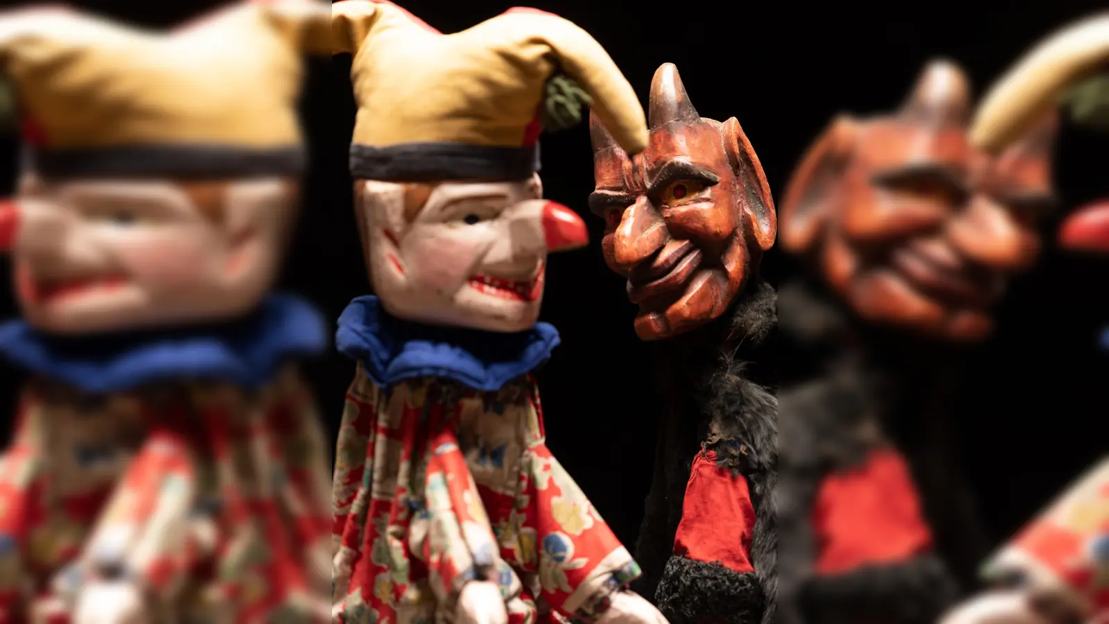 Kasperl und Teufel sind typische Figuren in allen Jahrmarkttheatern.  (Foto: Ernst Jank, Münchner Stadtmuseum)