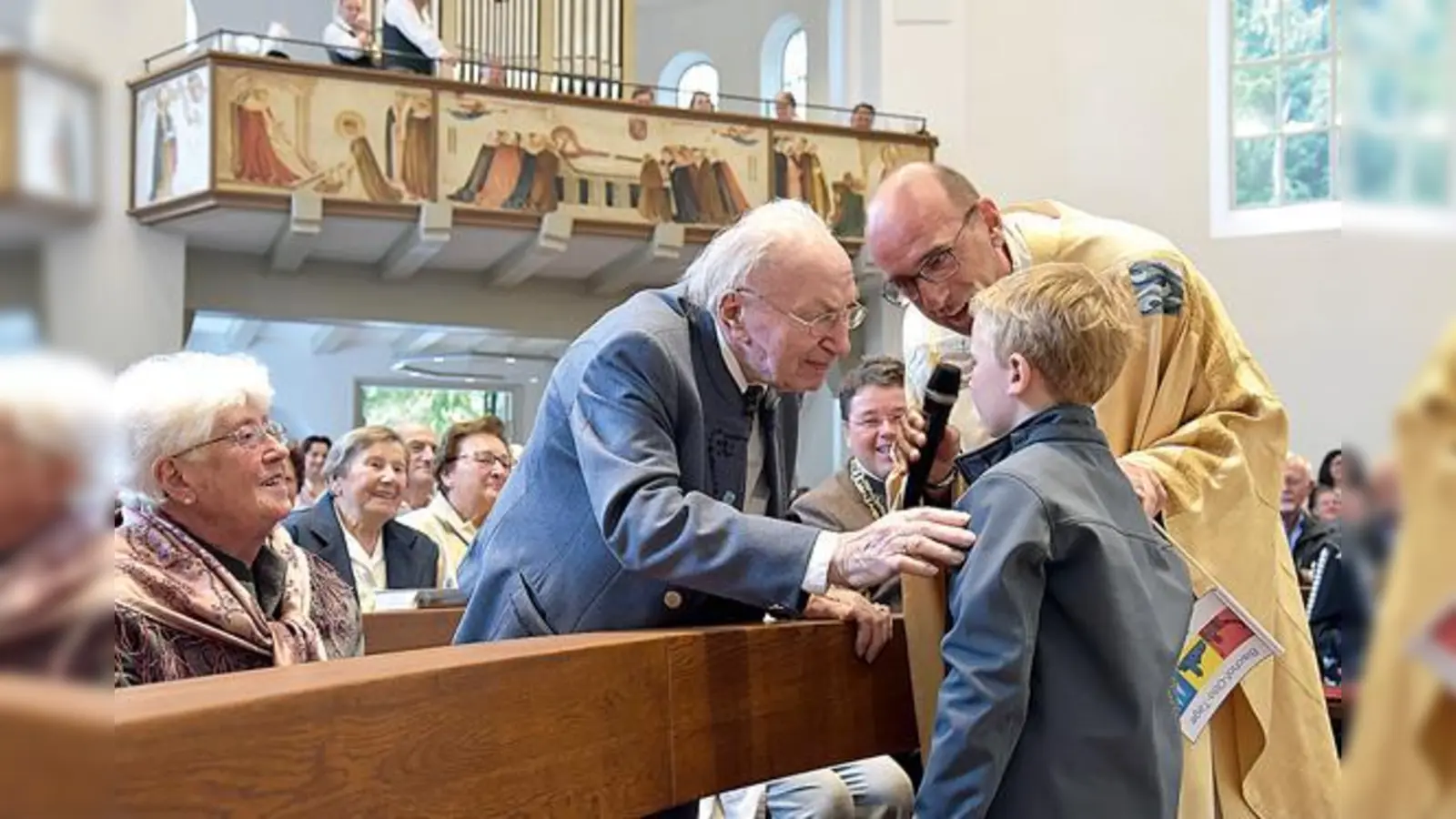 Der ehemalige Ministrant Georg Bauer (l.), der 1937 bei der Einweihung dabei war, wurde von Pfarrer Markus Moderegger und einem Ministranten begrüßt. 	 (Foto: Günter Dependahl)