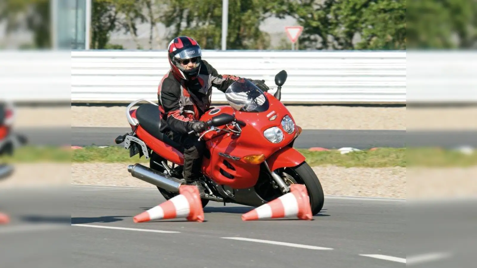 Ein Fahrsicherheits-Training verbindet Spaß am Fahren mit sinnvollen Übungen. Buchbar am ADAC-Stand in Halle 4 der IMOT vom 13. bis 15. Februar 2015 im MOC München-Freimann. (Foto: ADAC)