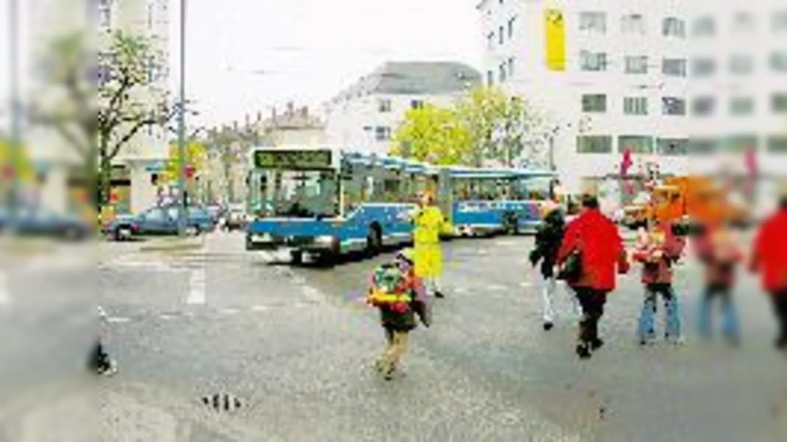 Kein leichter  und vor allem kein beliebter Job: Schulweghelferin Brigitte Mastria sorgt seit über fünf Jahren dafür, dass die Schulkinder den Tegernseer Platz sicher überqueren können. 	 (Foto: ds)