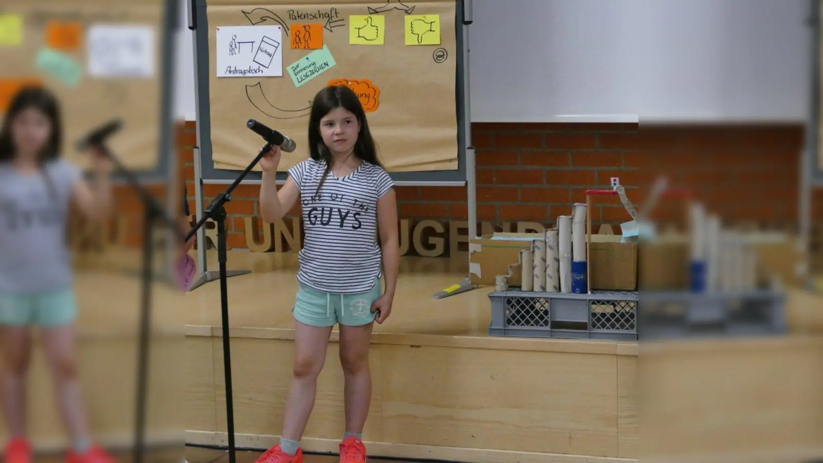 Mit einem Modell aus Pappe beantragte die neunjährige Antonia im Kinder- und Jugendrat eine Wasserrutsche. (Foto: ds)