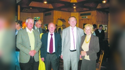 Informationsabend  im Restaurant „Rosengarten“ (v.l.): Gottfried Steiniger (stv. Ortsvorsitzender), Dr. Peter Deml, Max Straßer (Ortsvorsitzender) und Margot Günther (Kreisvorsitzende der Senioren-Union). (Foto: pi)