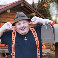 Mit seinen „Lausbuam Gschicht'n” sorgt der „Addfahrer” für einige Lacher. (Foto: T. Willibald)