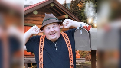 Mit seinen „Lausbuam Gschicht'n” sorgt der „Addfahrer” für einige Lacher. (Foto: T. Willibald)