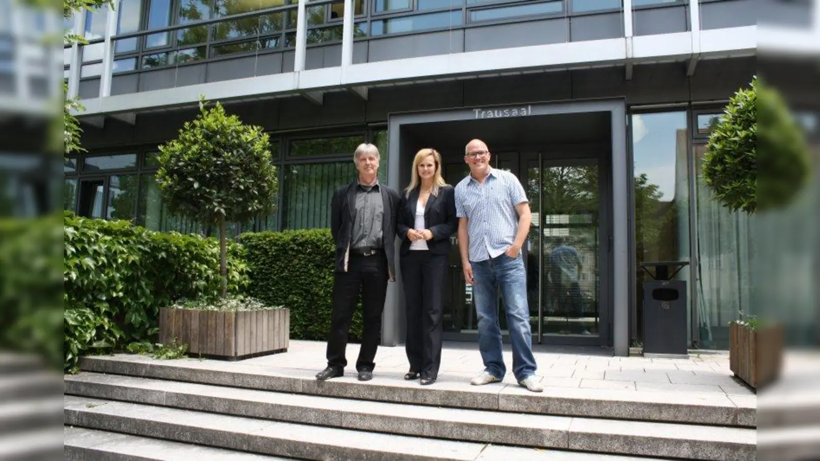 Alles gebürtige Pasinger (v.on links): die Standesbeamten Herr Grieger und Frau Binder zusammen mit Standesamt-Mitarbeiter Herr Oost. (Foto: sb)