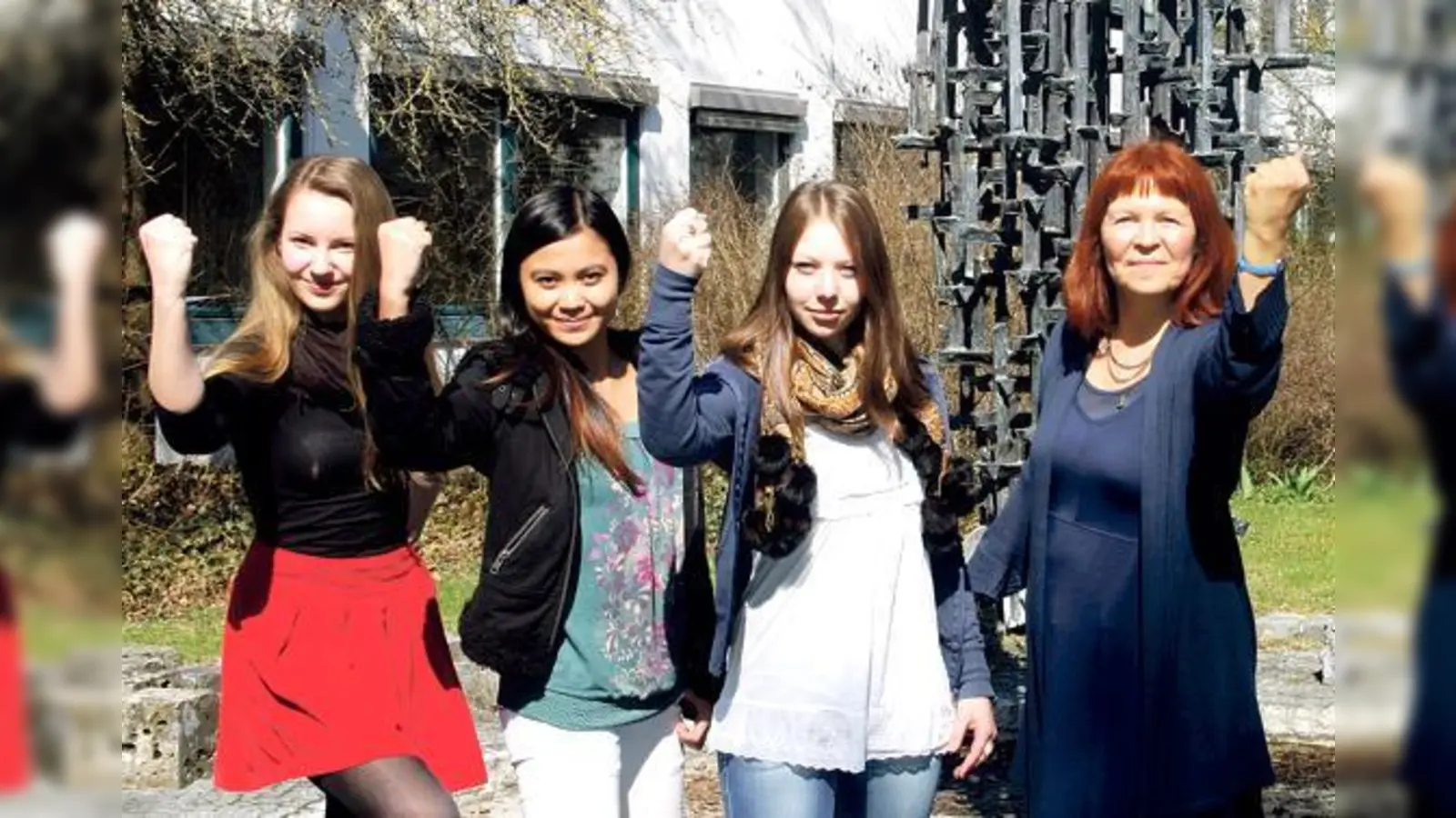 Eine Geste aus »Lysistrate«: Rebecca, Ninja, Alena und Eva Lücking (v.l.) wollen »regieren«  zumindest auf der Bühne. 	 (Foto: Sylvie-Sophie Schindler)