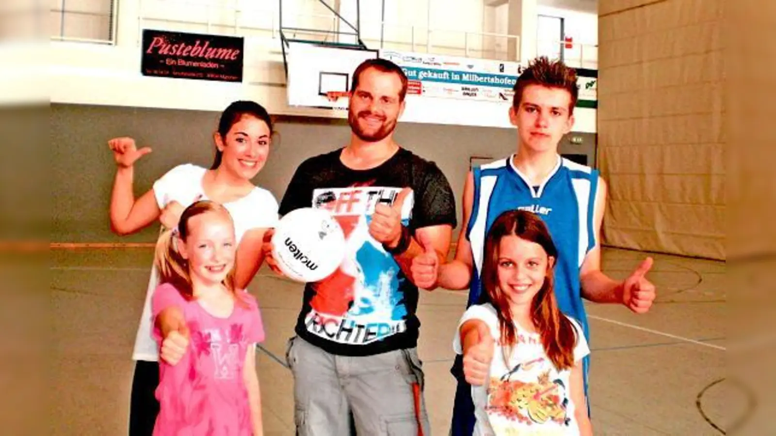 Volleyball macht in jedem Alter Spaß, ob draußen oder auch in der Halle.                                       (Foto: VA)