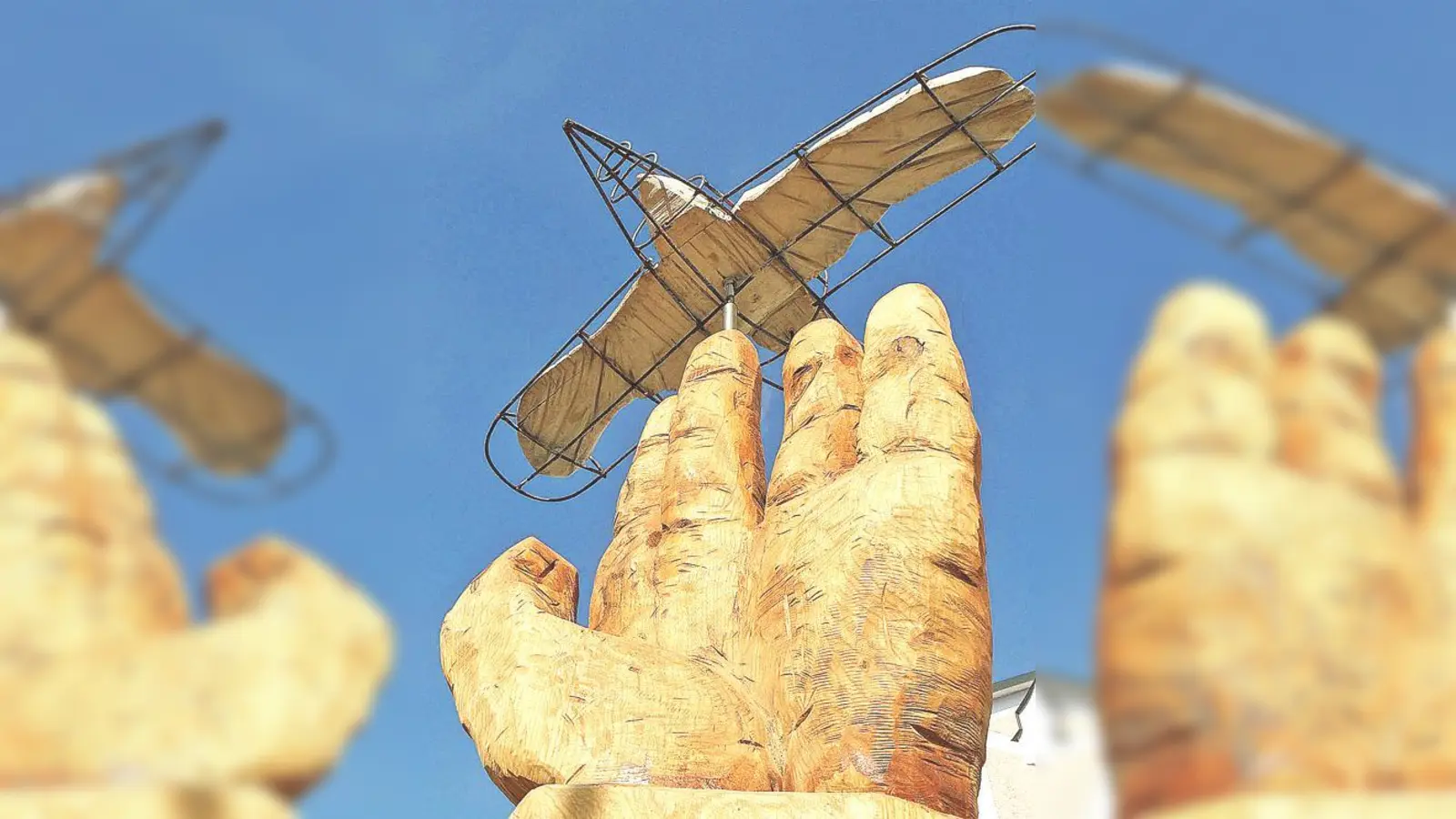 Die warnende Hand von Ägidius Knops in Berglern  sponsored by FMG: Für Bürgermeister Herbert Knur ein tolles Kunstwerk und ein gelungener Gag zugleich.             (Foto: sy)