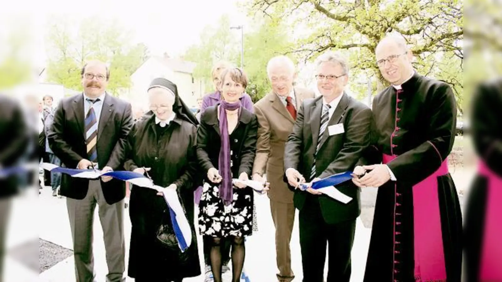 Ruppert Ober, Schwester Aloisia, Irene Ziepl, Andreas Burlefinger, Robert Schinnerl und Monsignore Klaus Peter Franzl (v. li.) zerschneiden das Band.	 (Foto: pt)