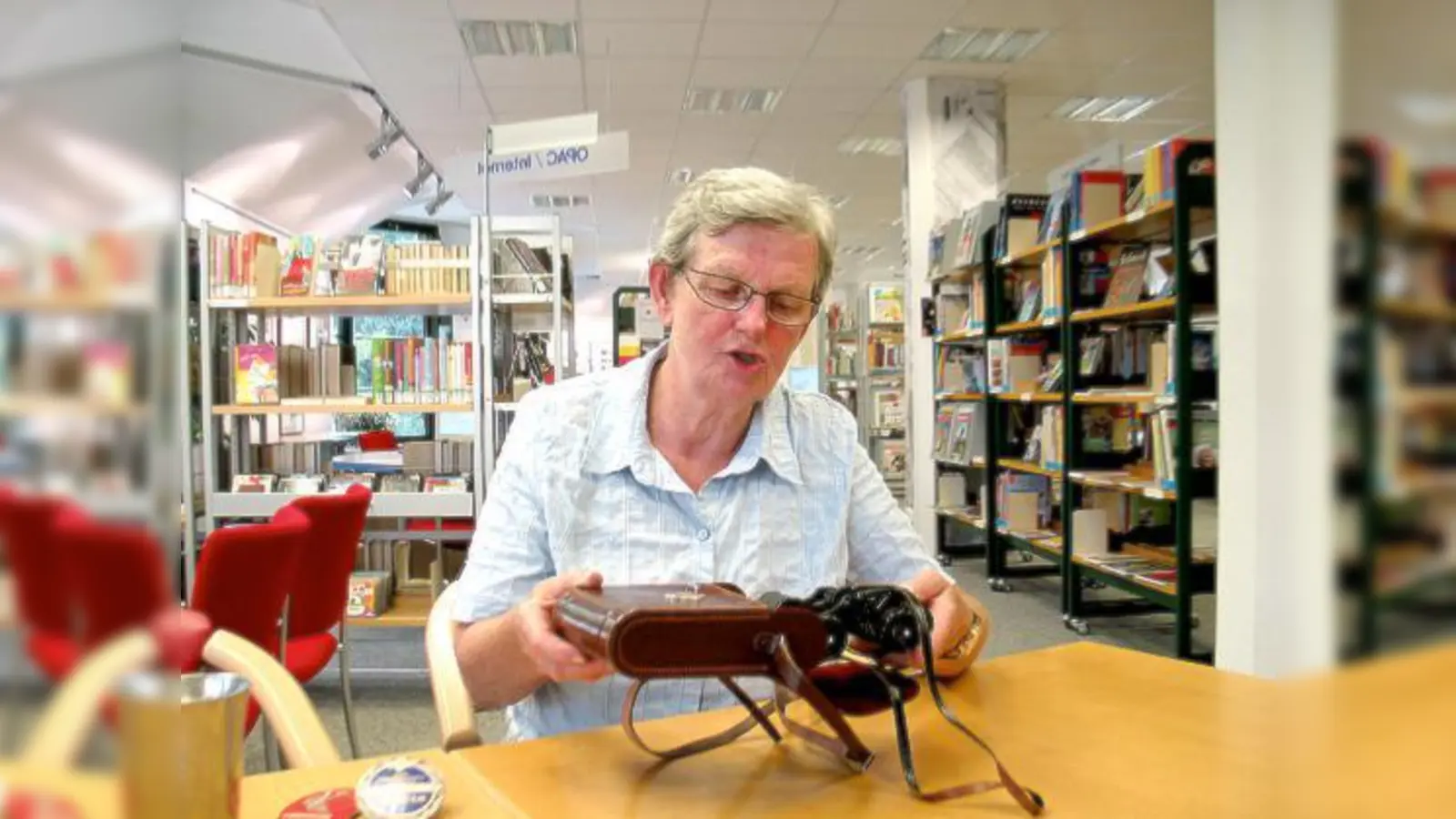 Renate Wirthmann vom AK Stadtteilgeschichte mit einer Fernrohrtasche der Täschnerei Leder Franzl.	 (Foto: aha)