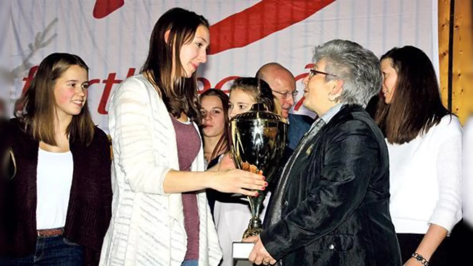 Stadträtin Christiane Hacker überreicht den Wanderpokal für die Beste Mannschaft 2013 an Tina Frei von den Turnerinnen.	 (Foto: © Wolfgang Eberle)