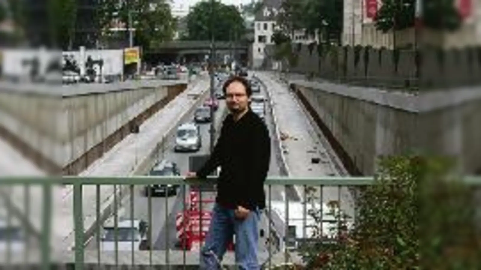 Überdachte Ausfahrten zum Schutz vor Verkehrslärm am Leuchtenbergring wünscht sich nicht nur Robert Kulzer (SPD) vom BA Berg am Laim, sondern vor allem auch die Anwohner, die seit Jahrzehnten unter dem Lärm leiden.	 (Foto: ak)