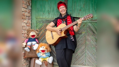 Roswitha Spielberger hat bereits als Kind Gedichte und Gstanzl für alle möglichen Anlässe verfasst. Später kam die Musik dazu. 2010-2014 tourte sie zusammen mit Ade Kretschmerals „Da Stenz und de Stianghausratschn“ auf Bayerns Bühnen. Für ihr heutiges Soloprogramm wurde sie mit dem Mundwerkpreis vom „Förderverein Bairische Sprache und Dialekte.e.V.“ ausgezeichnet. (Foto: Spielberger)