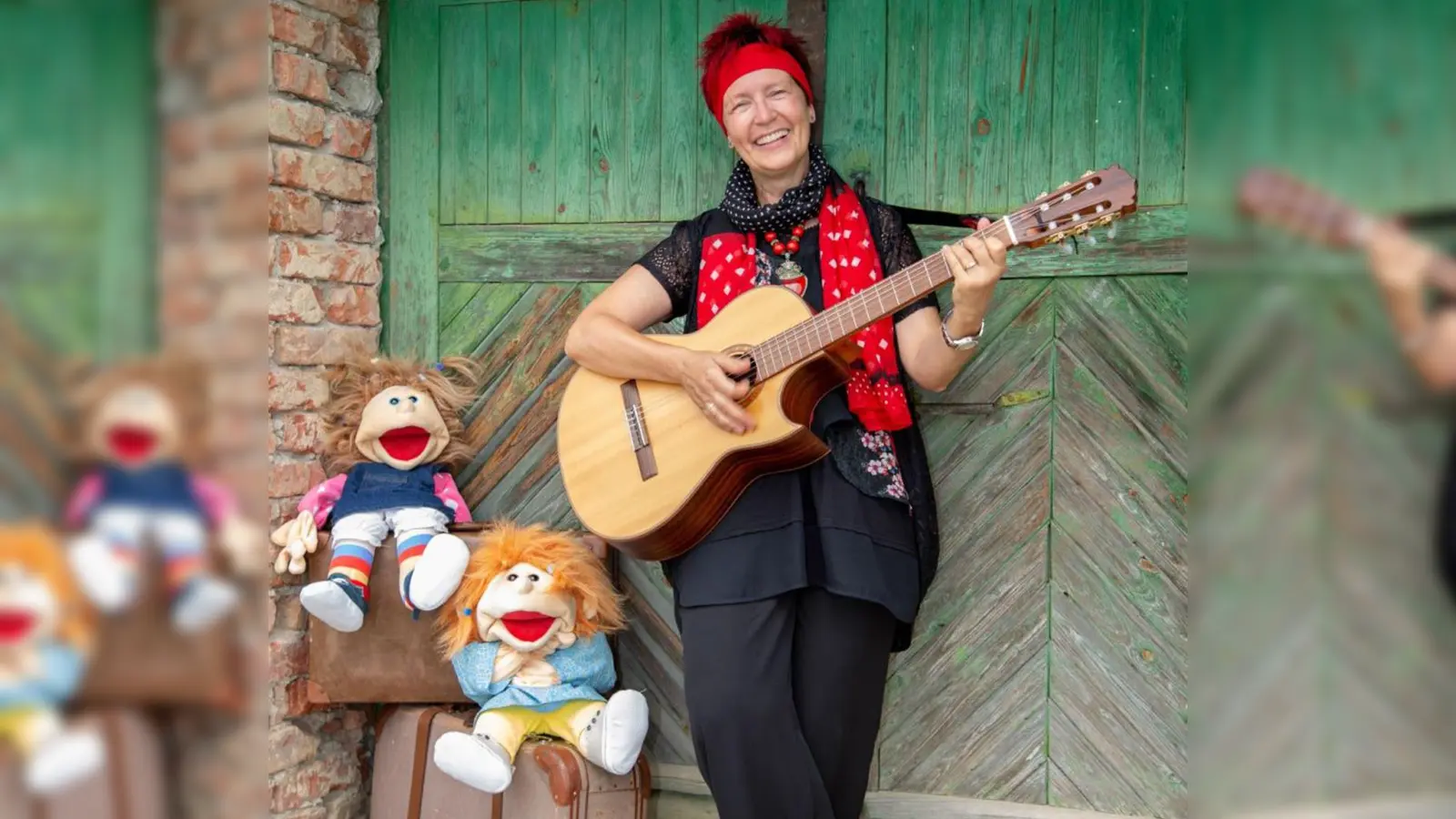 Roswitha Spielberger hat bereits als Kind Gedichte und Gstanzl für alle möglichen Anlässe verfasst. Später kam die Musik dazu. 2010-2014 tourte sie zusammen mit Ade Kretschmerals „Da Stenz und de Stianghausratschn“ auf Bayerns Bühnen. Für ihr heutiges Soloprogramm wurde sie mit dem Mundwerkpreis vom „Förderverein Bairische Sprache und Dialekte.e.V.“ ausgezeichnet. (Foto: Spielberger)