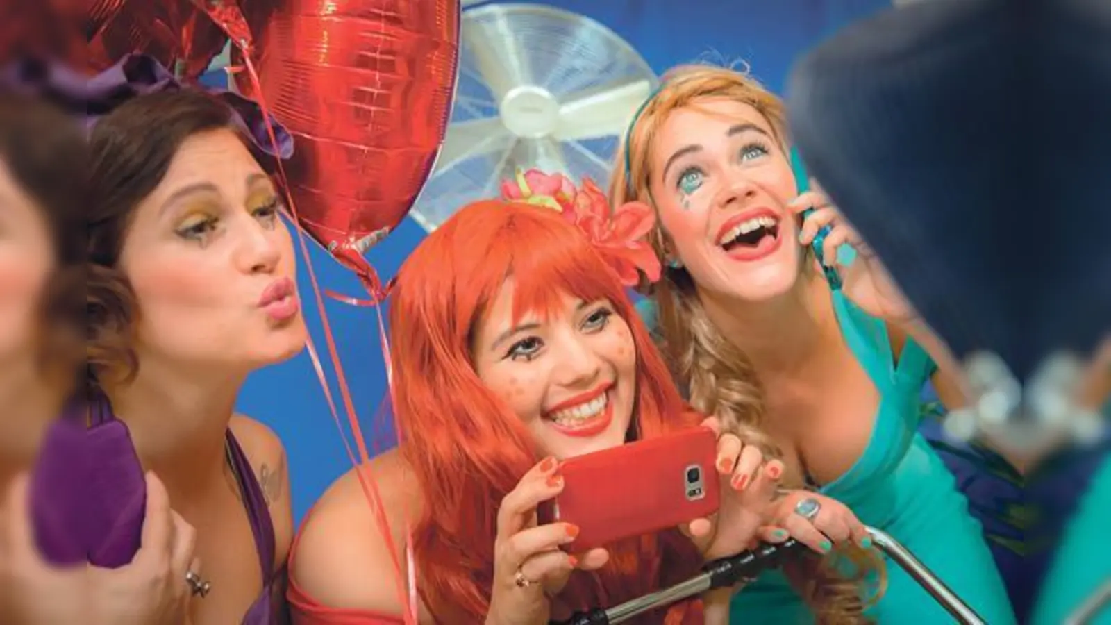 Nicht nur die »Handy-Girls« Linda, Sandra und Hanna (Sampaguita Mönck, Dalma Viczina und Julia Haug) sorgen für gute Laune.	 (Foto: Michael Klinksik)