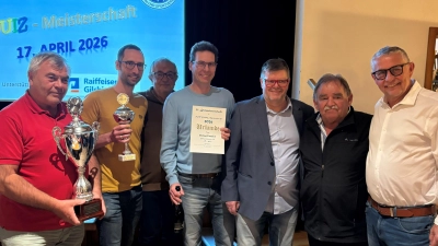 Die Sieger „Cecina 1” sowie die Organisatoren freuten sich über ein gelungenes Quiz (v.l.): Johann Haidt, Axel Stürmer, Anton Selmeier und Harald Rossmeier sowie TSV Präsident Peter Kramer, Volker Staude und Stefan Hartmann (Raiba). (Foto: TSV Gilching-Argelsried e.V.)