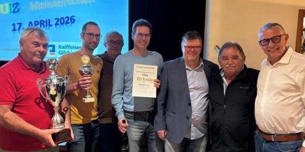 Die Sieger „Cecina 1” sowie die Organisatoren freuten sich über ein gelungenes Quiz (v.l.): Johann Haidt, Axel Stürmer, Anton Selmeier und Harald Rossmeier sowie TSV Präsident Peter Kramer, Volker Staude und Stefan Hartmann (Raiba). (Foto: TSV Gilching-Argelsried e.V.)