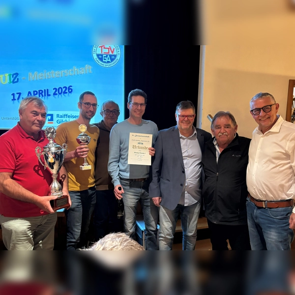 Die Sieger „Cecina 1” sowie die Organisatoren freuten sich über ein gelungenes Quiz (v.l.): Johann Haidt, Axel Stürmer, Anton Selmeier und Harald Rossmeier sowie TSV Präsident Peter Kramer, Volker Staude und Stefan Hartmann (Raiba). (Foto: TSV Gilching-Argelsried e.V.)
